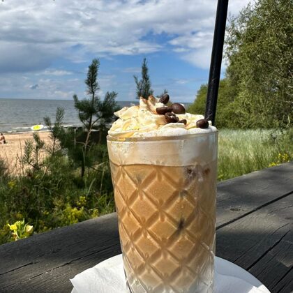 Ledus latte kafija pie jūras