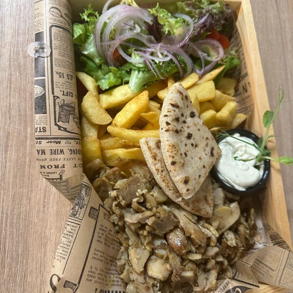 Vistas giross ar salātiem un frī