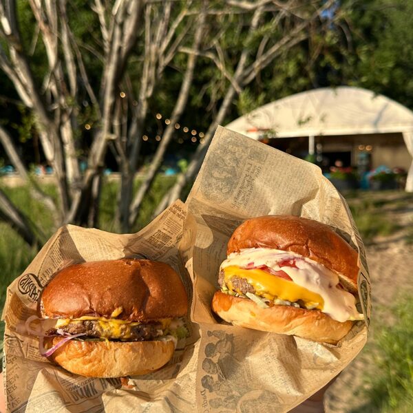 Burgeri uz grila pie jūras Saulkrastos – svaigi un garšīgi