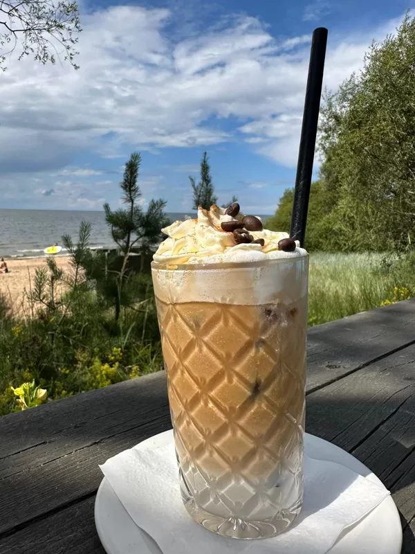 Ledus latte kafija pie jūras