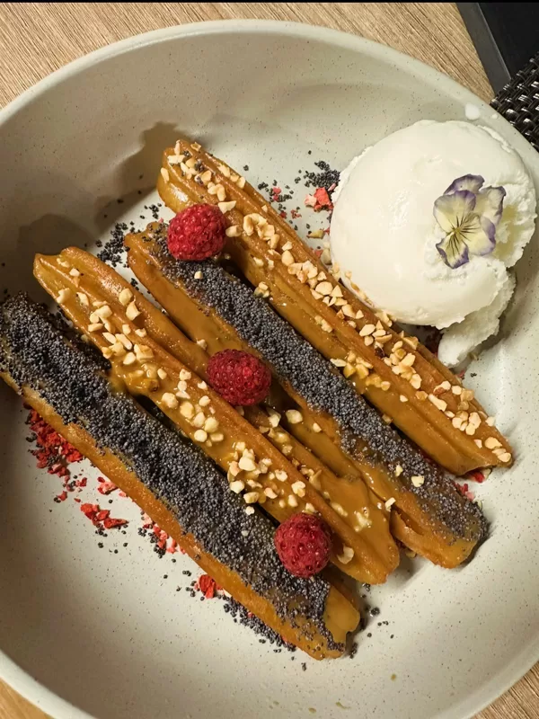 Spāņu churros ar cepumu mērci